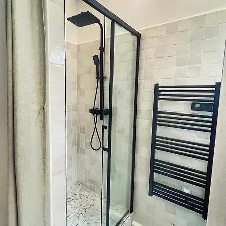 A La Grande De * ביאריץ